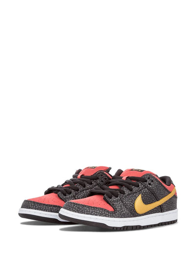 NK SB Dunk Low “Walk of Fame” – Black/Gold/Red