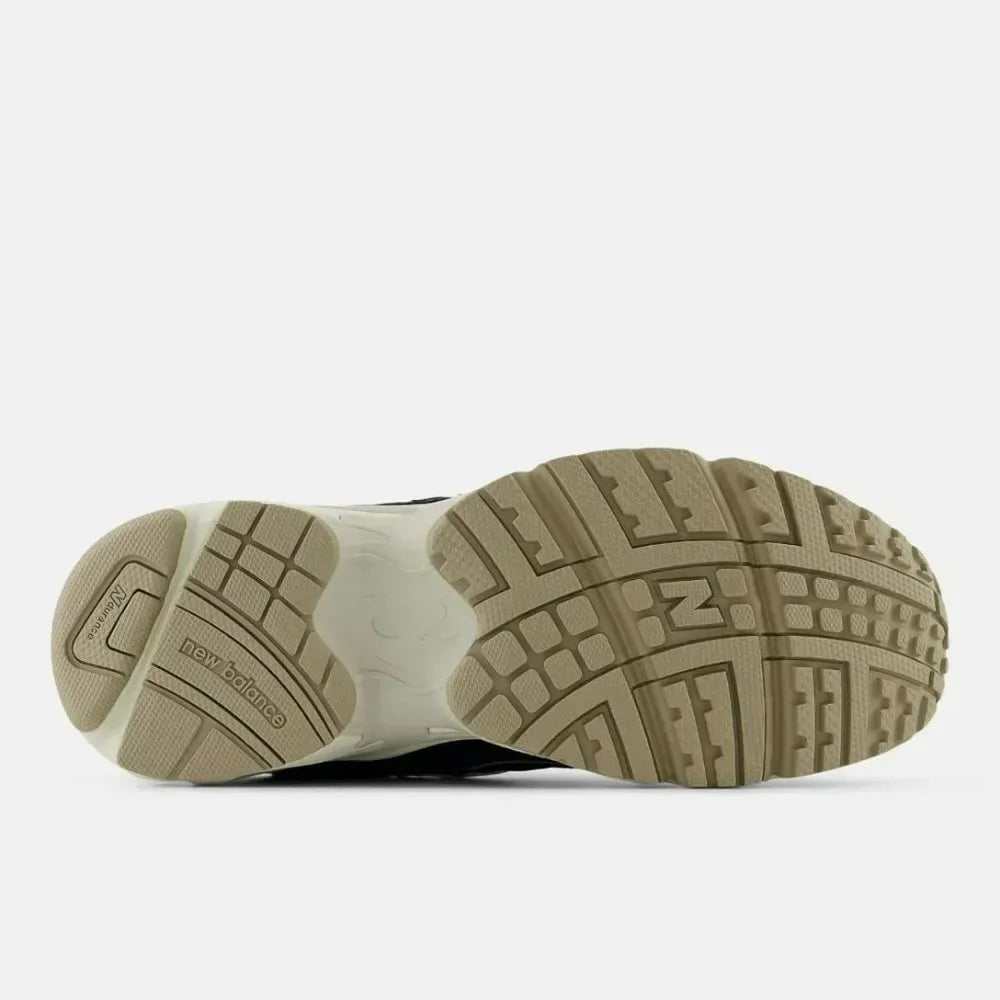 NB 725 – Black/Metallic Silver